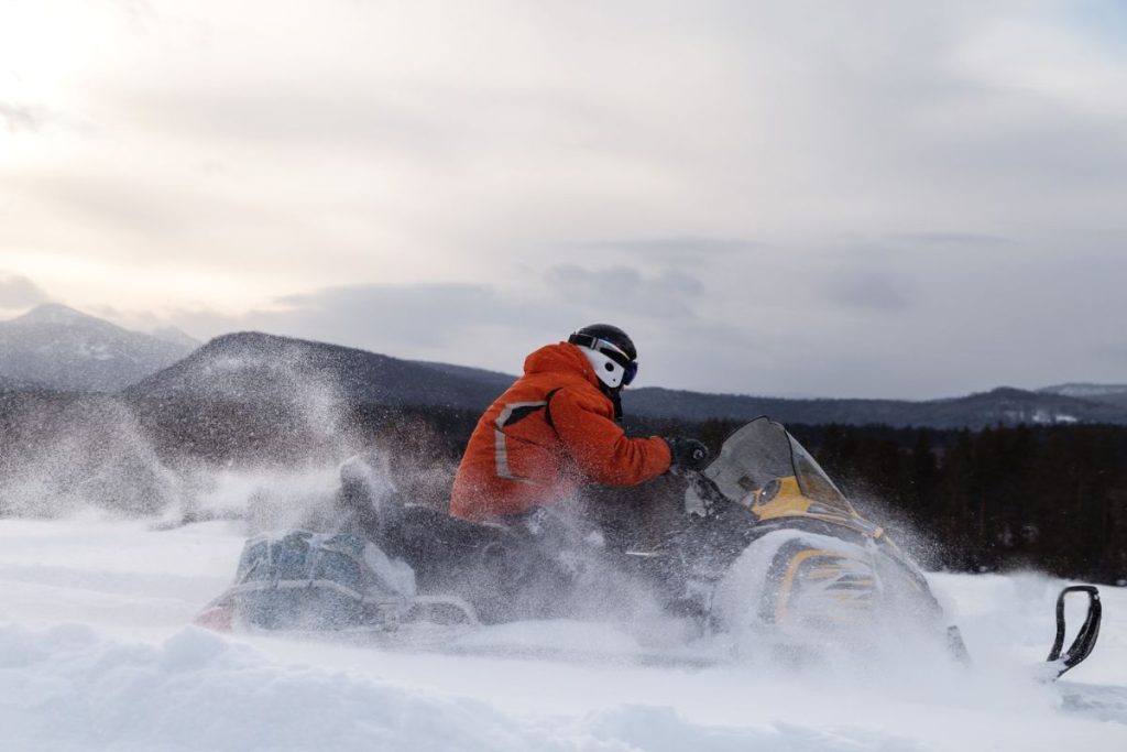 L'aventure de la motoneige hors-piste : Défiez les terrains sauvages 