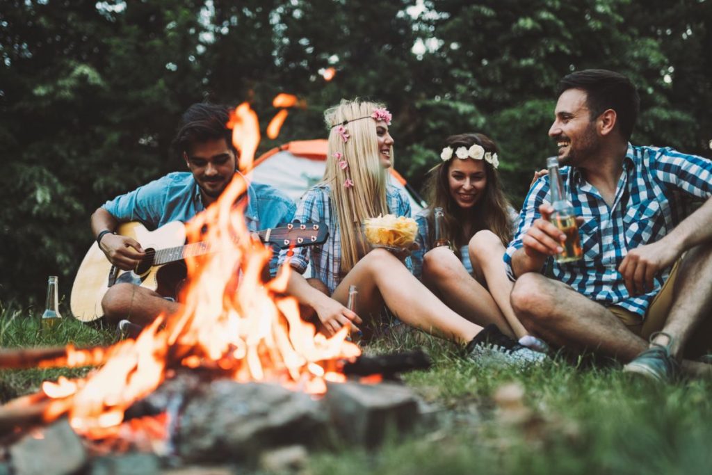 8- Comment organiser une soirée au coin du feu pour un moment convivial en camping